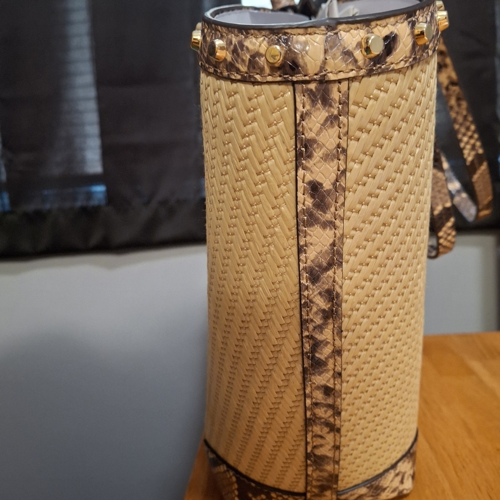 Michael Kors Izzy Meduim Fan Straw Tote - Picture 14 of 16